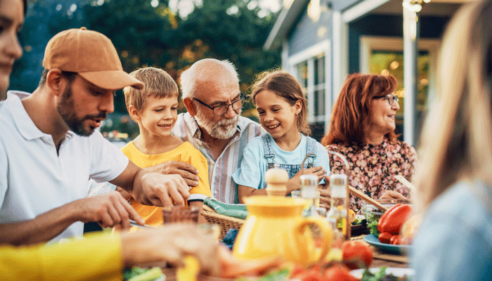 El acompañamiento familiar contribuye al bienestar de las personas mayores dependientes