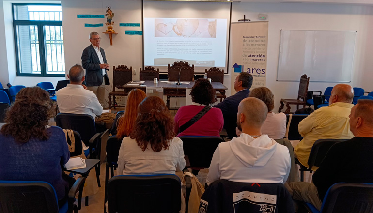 Lares Extremadura lidera una jornada sobre la sostenibilidad de los cuidados de larga duración